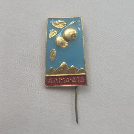 Значок СССР. Алма Ата, яблоки и горы, Казахстан. Винтажный значек.