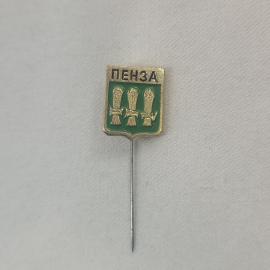 Значок СССР. Пенза, герб города на зеленом фоне. Винтажный значек.