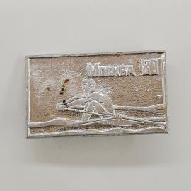 Значок СССР. Москва 80, гребля, спорт. Винтажный значек.