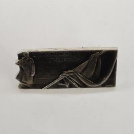 Значок СССР. Борцам подполья, памятник и фигура человека. Винтажный значек.