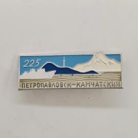 Значок СССР. Петропавловск Камчатский, Камчатка, корабль, вулкан, число 225. Винтажный значек.