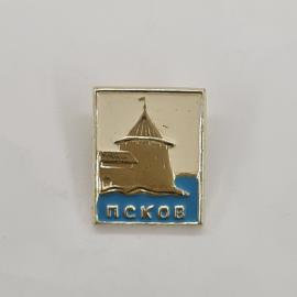 Значок СССР. Псков, городская башня у воды, архитектура и туризм. Винтажный значек.