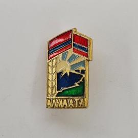 Значок СССР. Алма Ата, город, солнце, горы, флаги. Винтажный значек.