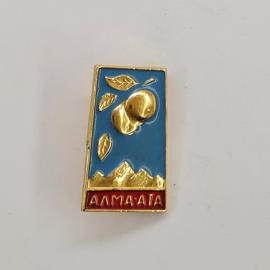 Значок СССР. Алма Ата, яблоко, листья, горы, Казахстан, городская тематика. Винтажный значек.