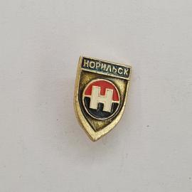 Значок СССР. Норильск, город Красноярский край, буква Н в круге. Винтажный значек.