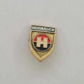 Значок СССР. Норильск, город Красноярский край, щит с буквой Н. Винтажный значек.