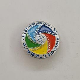 Значок СССР. Фестиваль кино Москва 1986, цветная эмблема с лентой и глобусом. Винтажный значек.