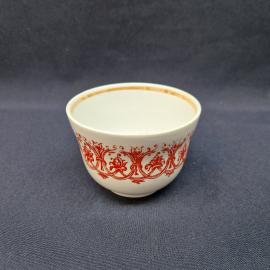 Чашка чайная винтажная, СССР. Фарфор, белая с красным орнаментом и золотистой каймой