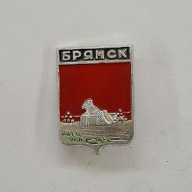 Значок СССР. Брянск, городской сувенир с памятником и красным фоном. Винтажный значек.