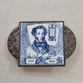 Значок СССР. Пушкин, портрет, лира, даты 1799 1837, литература. Винтажный значек.