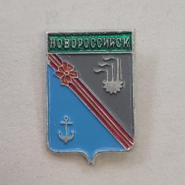 Значок СССР. Новороссийск, герб города, якорь и порт. Винтажный значек.