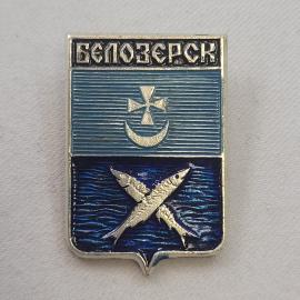 Значок СССР. Белозерск, Вологодская область, рыбы и крест, городской герб. Винтажный значек.