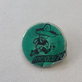 Значок СССР. Mexico 70, футболист с мячом, спорт. Винтажный значек.