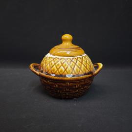Супница винтажная, СССР. Керамика, с крышкой и двумя ручками, рельефный декор корзинка