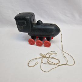 Игрушка каталка винтажная, СССР. Пластмассовый паровозик на шнурке, черный с красными колесами