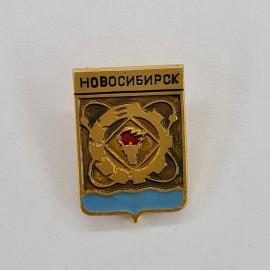 Значок СССР. Новосибирск, городской герб с факелом и голубой полосой. Винтажный значек.