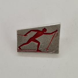 Значок СССР. Лыжник, спорт, зимние лыжи. Винтажный значек.