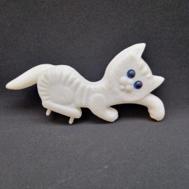 Игрушка винтажная, СССР. Пластмассовая фигурка котенка с подвижными лапами и синими глазами