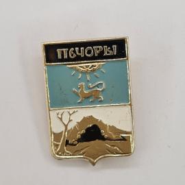 Значок СССР. Печоры, герб города, Псковская область, пейзаж и зверь. Винтажный значек.