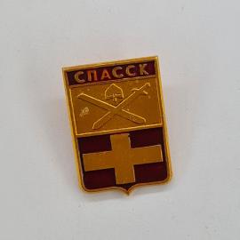 Значок СССР. Спасск, медицина, крест и мечи на гербе. Винтажный значек.