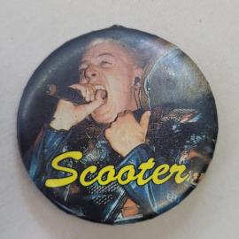 Значок СССР. Надпись Scooter, певец с микрофоном, музыка. Винтажный значек.
