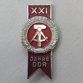 Значок СССР. XXI Jahre DDR, юбилей ГДР, венок и эмблема. Винтажный значек.