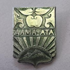 Значок СССР. Алма Ата, яблоко и горы, Казахстан. Винтажный значек.