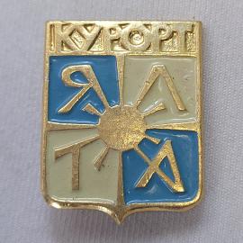 Значок СССР. Курорт Ялта, Крым, герб города с солнцем и буквами. Винтажный значек.