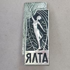 Значок СССР. Ялта, женская фигура и дерево, курорт Крым. Винтажный значек.