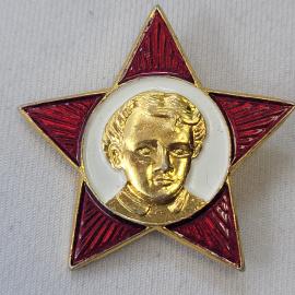 Значок СССР. Портрет Ленина на красной звезде, революционная тематика. Винтажный значек.