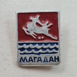 Значок СССР. Магадан, олень над волнами, город и северная тематика. Винтажный значек.