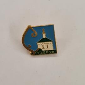 Значок СССР. Суздаль, архитектура города, старинная церковь на синем фоне. Винтажный значек.