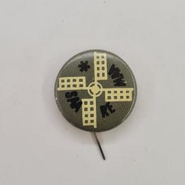 Значок СССР. Городская тематика, здания вокруг кольцевой развязки, надписи. Винтажный значек.