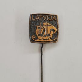 Значок СССР. Латвия, надпись Latvija, старинный парусник, туризм и путешествия. Винтажный значек.