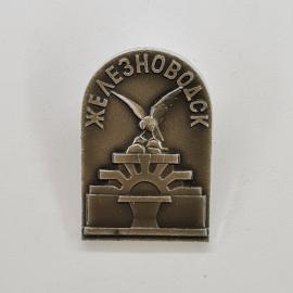 Железноводск. Изображение орла и символов труда. Винтажный значок.