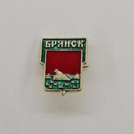 Брянск. Изображение стрелка на фоне красного поля. Винтажный значок.