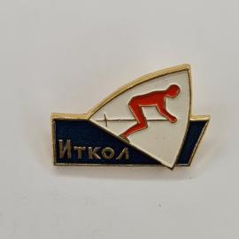 Иткол. Фигура спортсмена на старинном значке. Винтажный значок.