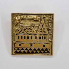 Московский Кремль. Здание с башнями и флагами. Винтажный значок, Москва.
