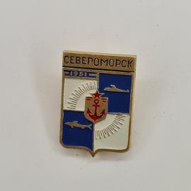 Североморск, герб с якорем и подводными лодками. Винтажный значок.