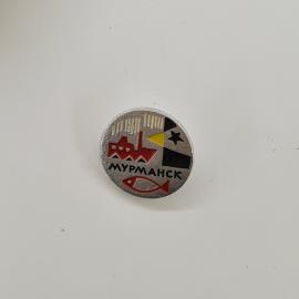 Мурманск. Красный корабль и рыба, символы города. Винтажный значок.