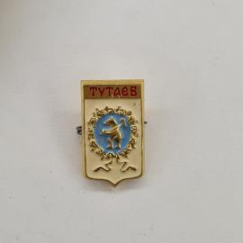 Тутаев. Изображение танцующего персонажа в круге. Винтажный значок.