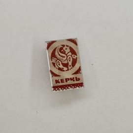 Керчь. Изображение льва, символ герба. Винтажный значок.