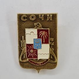 Сочи. Герб с изображением пальм, солнца и моря. Винтажный значок.