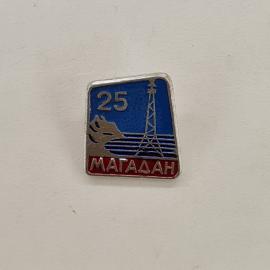 Значок 25 лет, Магадан, вышка связи, символика региона. Винтажный значок.