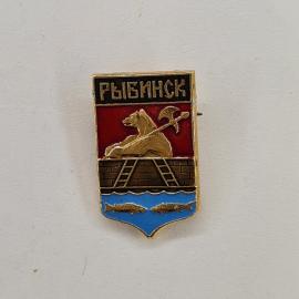 Рыбинск. Медведь с серпом и молотом, река и рыбы. Винтажный значок.