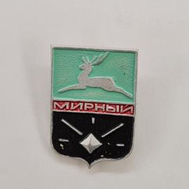 Мирный, символ оленя и геометрические элементы. Винтажный значок.
