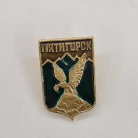 Пятигорск. Орел на фоне гор, символ природы и отдыха. Винтажный значек.