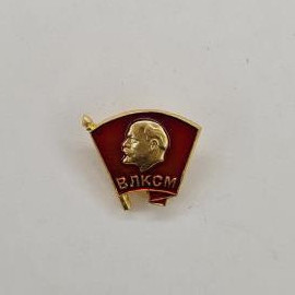 ВЛКСМ, значок с профилем Ленина и красным флагом. Винтажный значок.