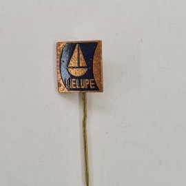 Значок с парусником, символизирующий морскую тематику. Винтажный значок.