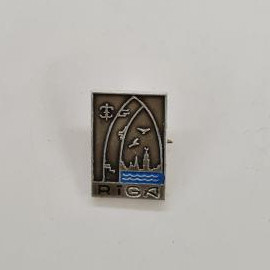 Значок Риги, изображение горы, реки и птиц. Винтажный значок.